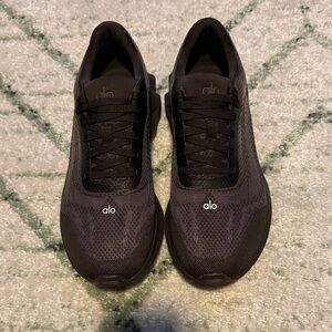 NWOB - alo yoga Espresso runners size 9.5